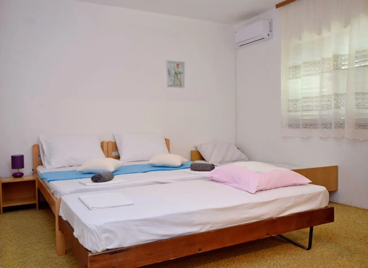 Apartment And Rooms Mila Seline