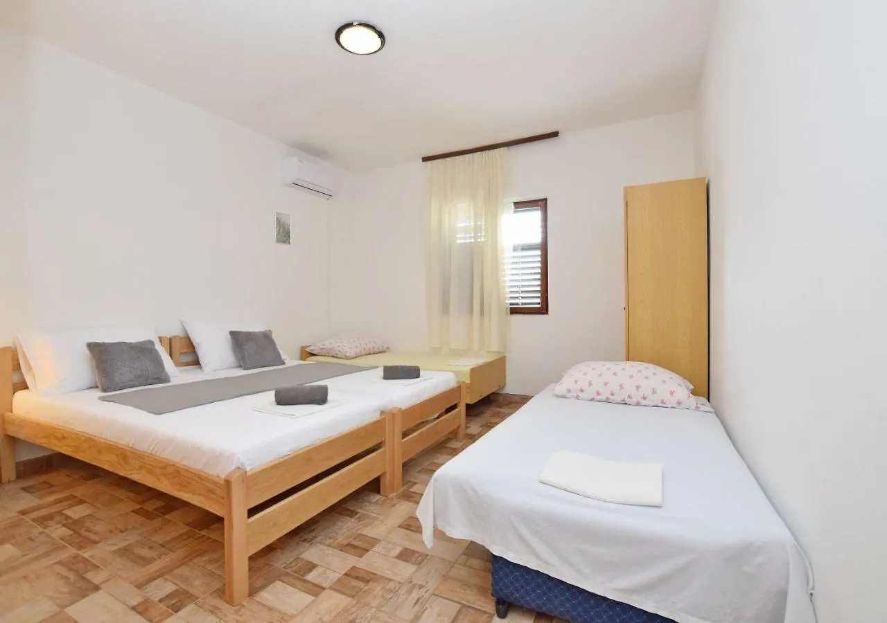 Apartment And Rooms Mila Seline