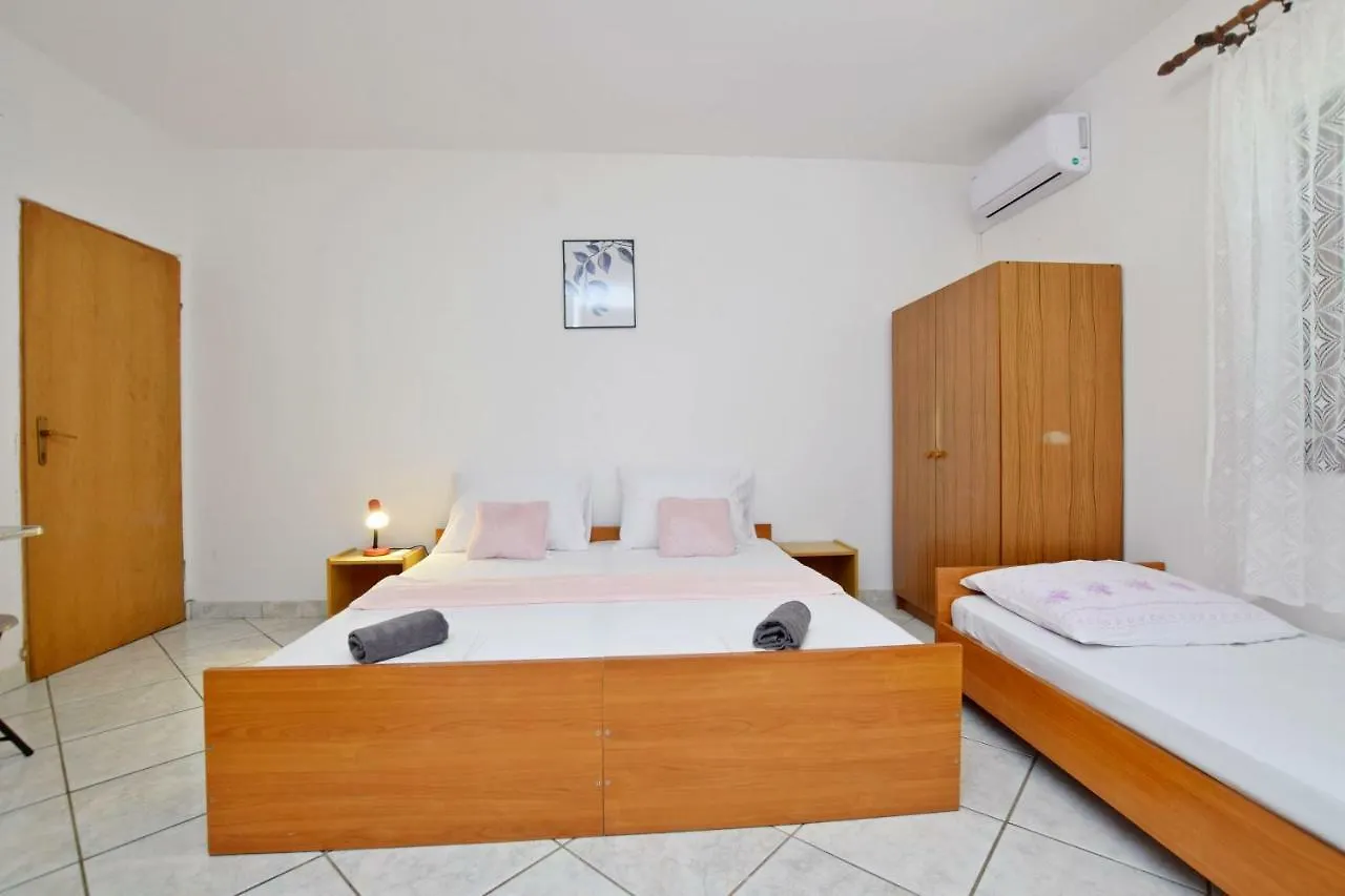 Apartment And Rooms Mila Seline