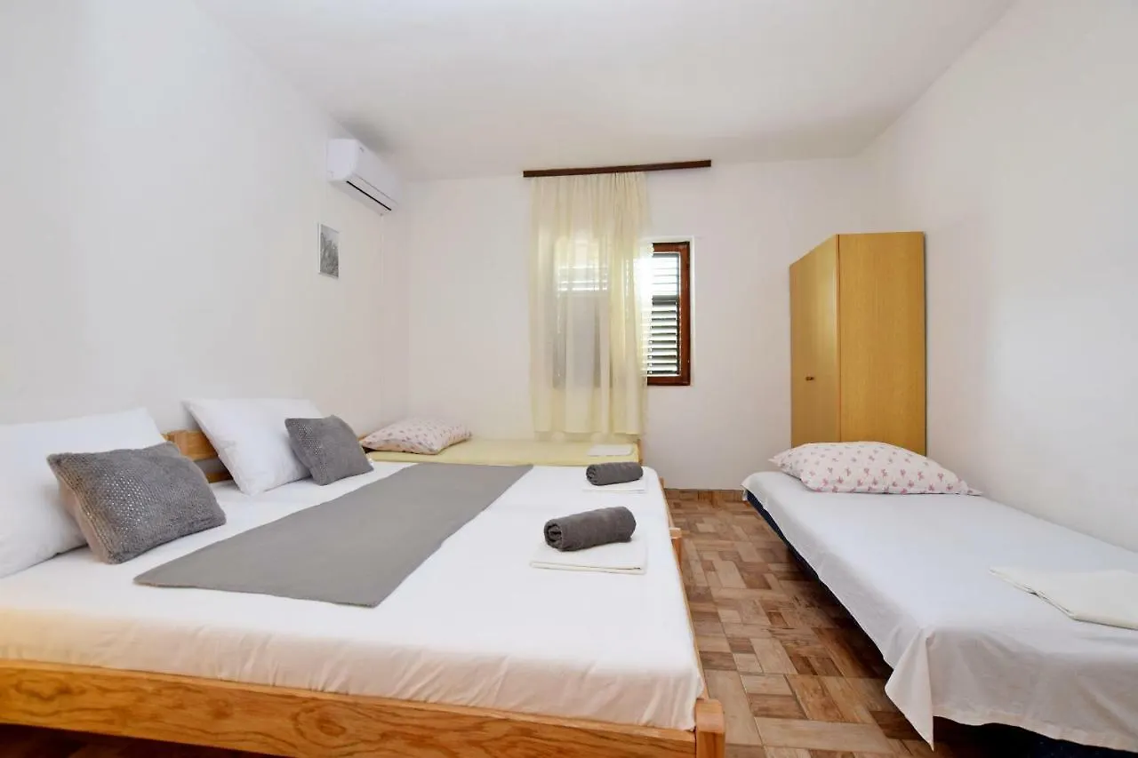 Apartment And Rooms Mila Seline Croatia