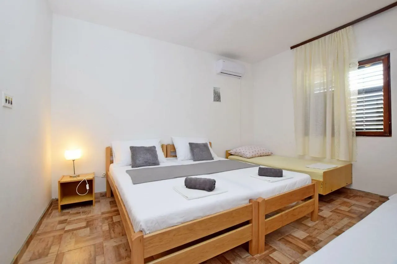 Apartment And Rooms Mila Seline
