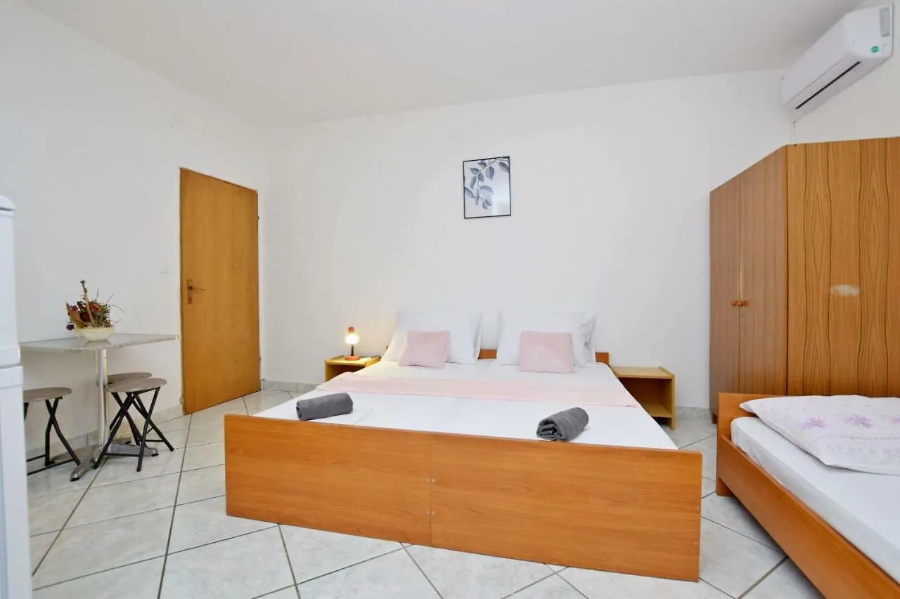 Apartment And Rooms Mila Seline Croatia