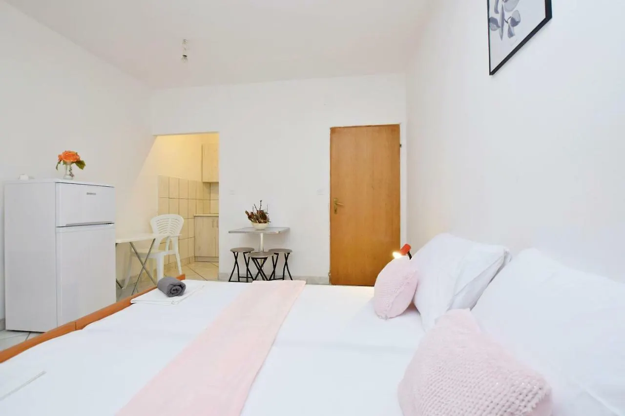 Apartment And Rooms Mila Seline