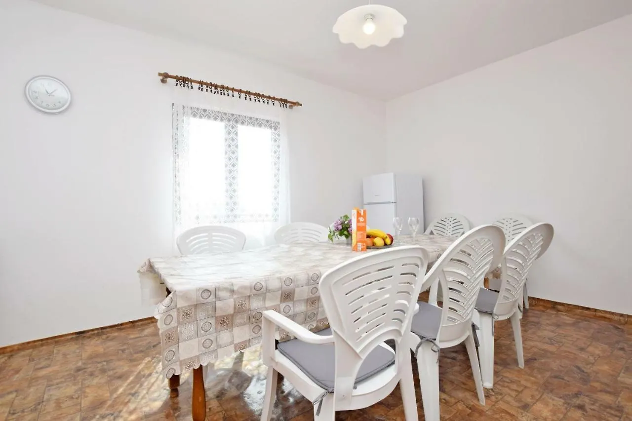 Apartment And Rooms Mila Seline